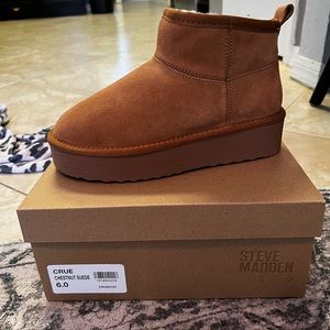 **SOLD** Steve Madden platform boots